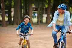伟大的儿子父亲年轻的儿子骑自行车公园