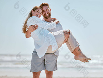 爱海滩男人。携带妻子浪漫的假期冒险旅行澳大利亚浪漫快乐肖像快乐夫妇微笑自然海洋海边假期