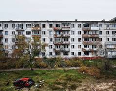 院子里摧毁了公寓建筑战争区损害房子结果炮兵炮击战争住宅区域破碎的窗户燃烧公寓武装冲突乌克兰