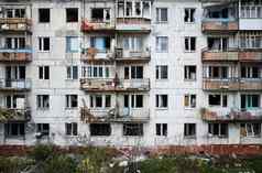 公寓建筑战争区损害房子结果炮兵罢工战争住宅区域破碎的窗户燃烧公寓武装冲突乌克兰
