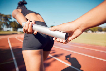 运行体育场继电器团队接力棒体育竞争健身马拉松运动员女人跑步者锻炼团队合作信任健康的生活方式动机锻炼挑战比赛跟踪