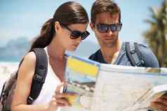 映射当地的景点年轻的夫妇地图站海滩