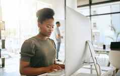 业务黑色的女人打字电脑互联网研究电子邮件网络设计市场营销分析办公室桌子上启动年轻的非洲女员工工作桌面技术