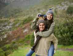 很多年轻的夫妇采取风景享受山徒步旅行