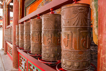 消失点的角度来看大祈祷轮子藏文修道院西宁中国