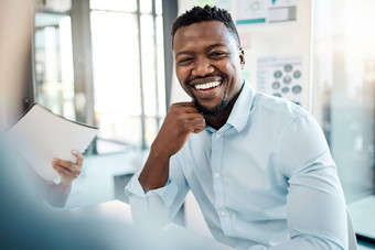 黑色的业务男人。员工微笑办公室工人听演讲肖像快乐启动企业家策略会议招聘面试市场营销公司