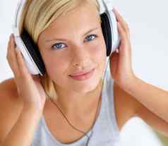 伟大的歌曲年轻的女人听音乐耳机