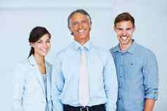 业务团队微笑肖像微笑业务团队快乐成熟的业务男人。领先的