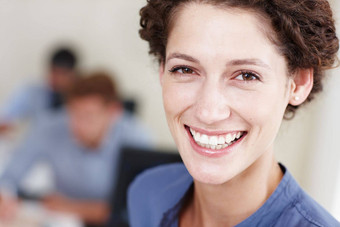 积极的企业的态度特写镜头肖像微笑年轻的女商人的同事们坐着背景