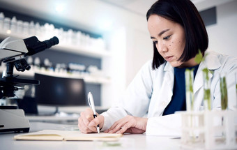 科学家女人写作笔记实验室记录测试结果数据分析科学实验亚洲医生研究研究科学创新笔记本笔日本实验室