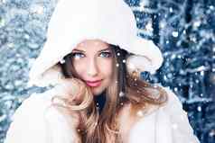 快乐假期生活方式冬天时尚美丽的女人穿白色毛茸茸的皮毛外套下雪雪雪森林自然圣诞节一年假期肖像