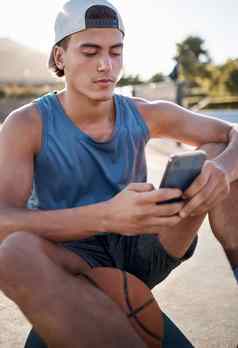篮球体育男人。电话健身移动应用程序阅读在线网站体育运动更新互联网搜索培训提示健康的青少年篮球球员智能手机网络