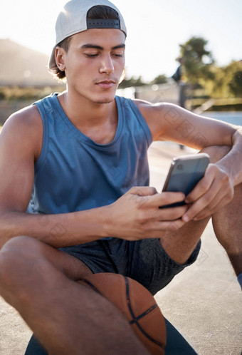 篮球体育男人。电话健身移动应用程序阅读<strong>在线</strong>网站体育运动更新互联网搜索<strong>培训</strong>提示健康的青少年篮球球员智能手机网络