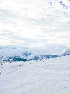 视图冰雪覆盖山滑雪度假胜地