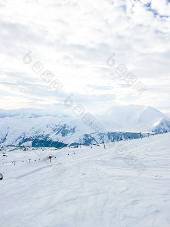 视图冰雪覆盖山滑雪度假胜地