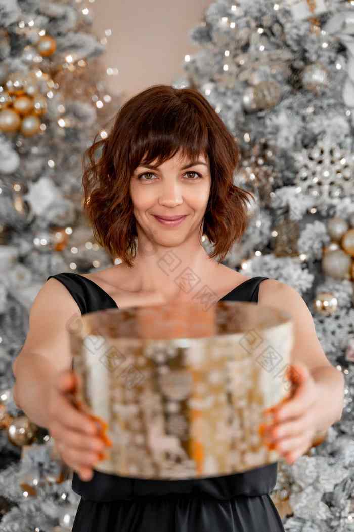 女人圣诞节树礼物快乐浪漫的浅黑肤色的女人