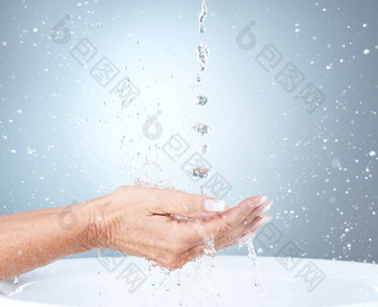水飞溅工作室女人清洁手水槽盆地蓝色的背景模型卫生健康成熟的女模型洗手健康护肤品安全细菌