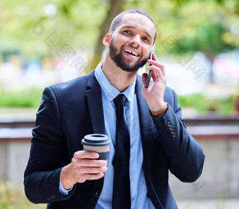 商人电话调用城市公园咖啡能源谈话放松打破树企业黑色的男人。智能手机沟通地铁网络表示纽约