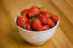 新鲜的农场碗草莓木表格