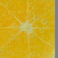 特写镜头柠檬液体泡沫片黄色的成熟的柠檬闪闪发光的水多汁的柑橘类碳酸水宏图像