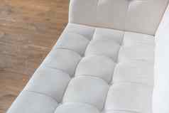 白色绗缝皮革平铺的纹理沙发