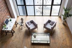 明亮的房间现代极简主义设计沙发花墙绘画墙一边全景窗口