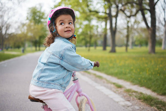 孩子们自行车学习骑女孩公园自行车穿头盔安全户外夏天骑自行车孩子们快乐女孩子培训周期花园