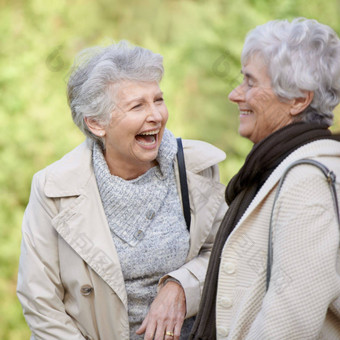 他们朋友裁剪视图老化高级女人微笑聊天在户外