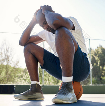 抑郁症体育运动男人。篮球法院健身在户外强调黑色的运动员精神健康累了健康锻炼锻炼培训倦怠体育公园球