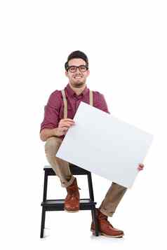 标志的意思工作室拍摄年轻的男人。坐着凳子持有空白榜白色背景