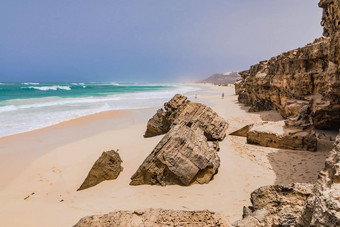 风景如画的岩石海滩varandinha假期岛好考虑到角海岸