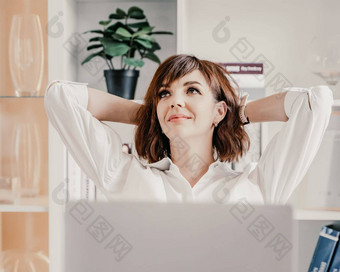 办公室移动PC女人平静微笑女商人放松舒适的办公室椅子手头快乐女人休息办公室满意工作享受打破和平心压力