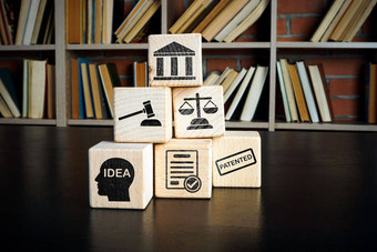 版权专利法律概念木多维数据集标志着桌子上