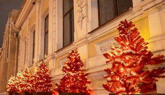 红色的圣诞节树炯炯有神的眼睛加兰装饰街美丽的冬天假期风景城市一年圣诞节卡有创意的圣诞节装饰