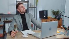 商人使视频调用谈话移动PC庆祝成功的合同喝香槟