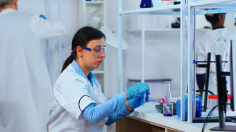 女人科学家填充液体测试管吸管