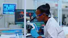 非洲女人生物化学家显微镜实验室