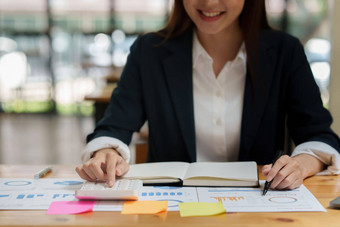 亚洲业务女人工作分析技术价格图指示器业务团队会说话的细胞电话账户储蓄钱保险概念