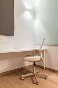 特写镜头工作区域白色表格墙米色软皮革办公室椅子舒适的富有成效的工作在线木条镶花之地板地板上房间明亮的人工光