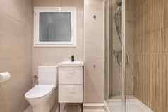 室内紧凑的浴室米色大理石瓷砖厕所。。。脸盆小虚荣窗口墙自然通风淋浴区域分离玻璃栏杆