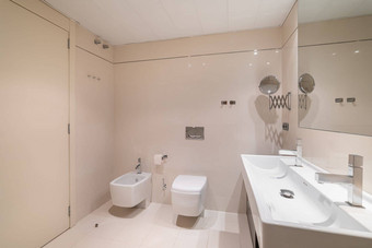 大浴室装饰米色瓷砖广场完整的长度镜子矩形水槽水龙头厕所。。。坐浴盆