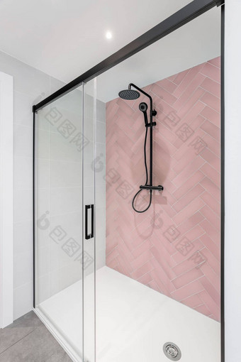 现代浴室粉红色的白色瓷砖雨头手举行淋浴玻璃通过