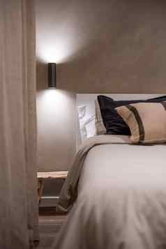 边缘大床上美丽的昂贵的床单枕头墙时尚灯软扩散光分区窗口阳光室内房间单颜色调色板