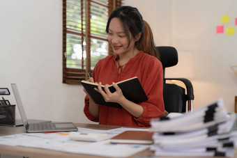 亚洲业务女人写作储蓄账户平衡工作首页账户储蓄概念