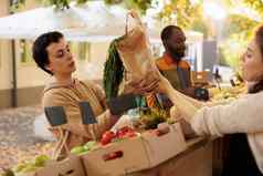 快乐的人采取袋有机蔬菜交付生物食物订单自行车