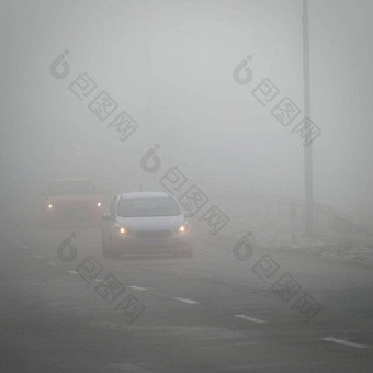 坏天气开车多雾的朦胧的国家路高速公路路交通冬天时间