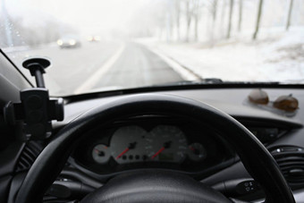 危险的冬天季节雪路室内车司机的点视图危险的交通坏天气