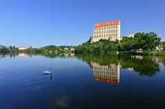 plumlov捷克共和国美丽的城堡湖快照体系结构夏天季节