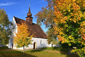 美丽的秋天景观教堂妈妈。神Veveří<strong>日落</strong>美丽的蓝色的天空<strong>云色彩斑斓</strong>的自然背景秋天季节布尔诺捷克共和国