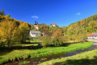美丽的城堡秋天景<strong>观色</strong>彩斑斓的自然斯沃扬诺夫捷克共和国